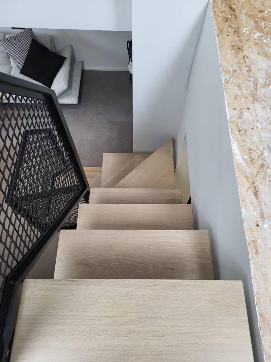 Stopnišče z mrežasto ograjo